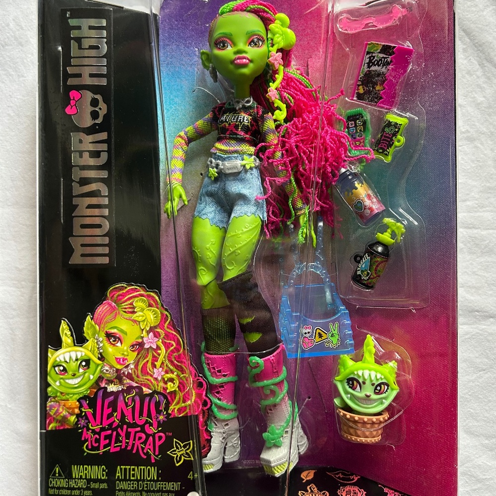 Monster High Venus McFlytrap Doll with Pet Chewlian & Accessories G3 NEW!